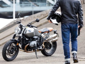 バイク専用シートヒーターをオートバイに装着した写真