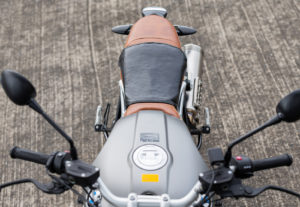 BMW RnineTを正面から撮影