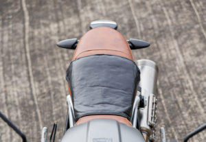 BMW RnineTを正面から撮影