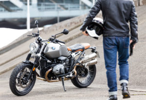 RnineT scramblerへ歩いていく後ろ姿